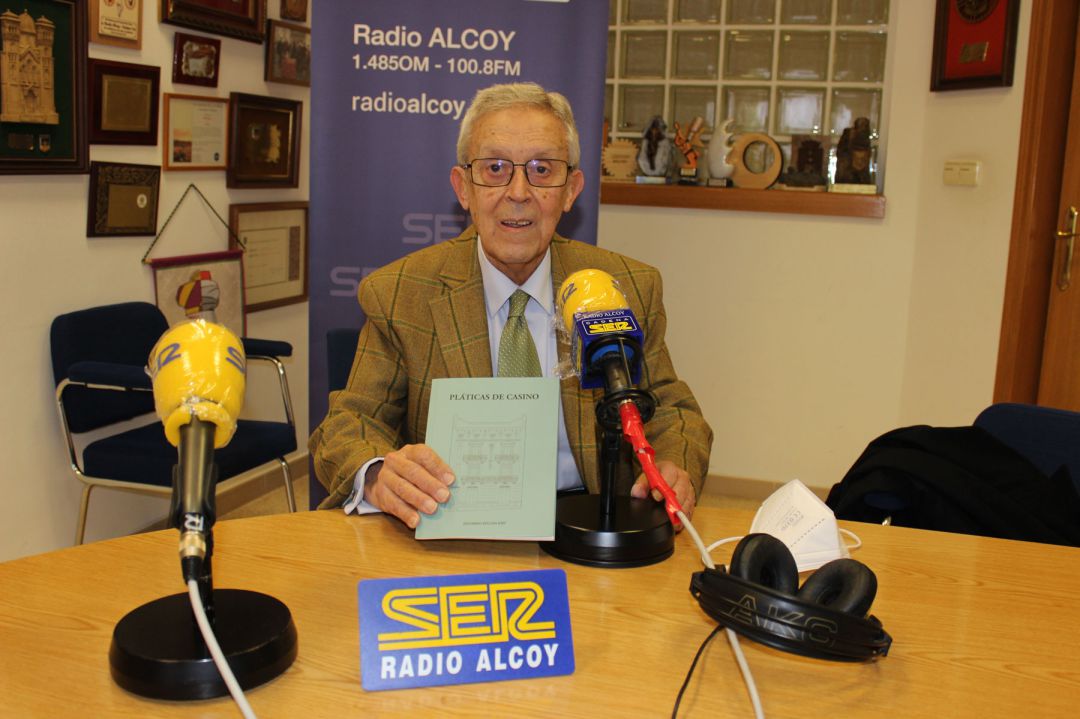 Eduardo Segura muestra un ejemplar de la publicación 'Pláticas de casino' en el estudio central de Radio Alcoy Eduardo Segura muestra un ejemplar de la publicación 'Pláticas de casino' en el estudio central de Radio Alcoy