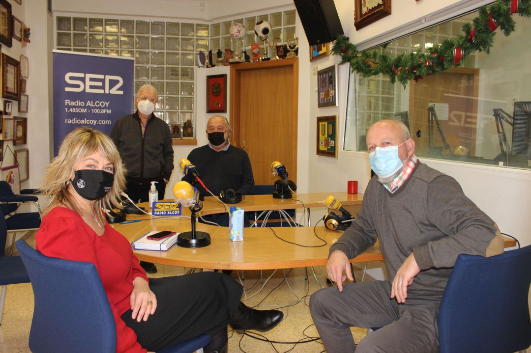 Carles Samper, Carol Ortiz y Humberto Martínez junto a Paco Aznar Carles Samper, Carol Ortiz y Humberto Martínez junto a Paco Aznar