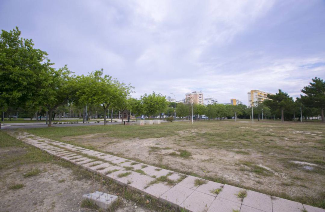 Espacio del depósito de pluviales del Clot de la Mota en la playa de Gandia Espacio del depósito de pluviales del Clot de la Mota en la playa de Gandia