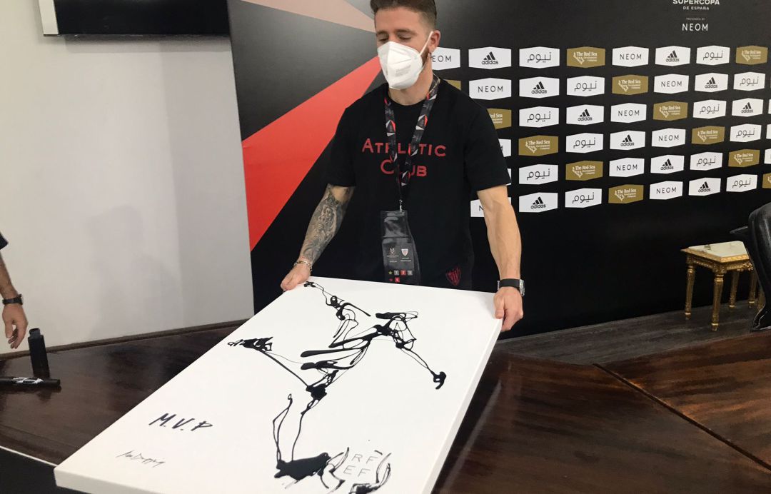 Iker Muniain muestra el retrato con el que han reconocido su actuación en el partido frente al Atlético de Madrid Iker Muniain muestra el retrato con el que han reconocido su actuación en el partido frente al Atlético de Madrid