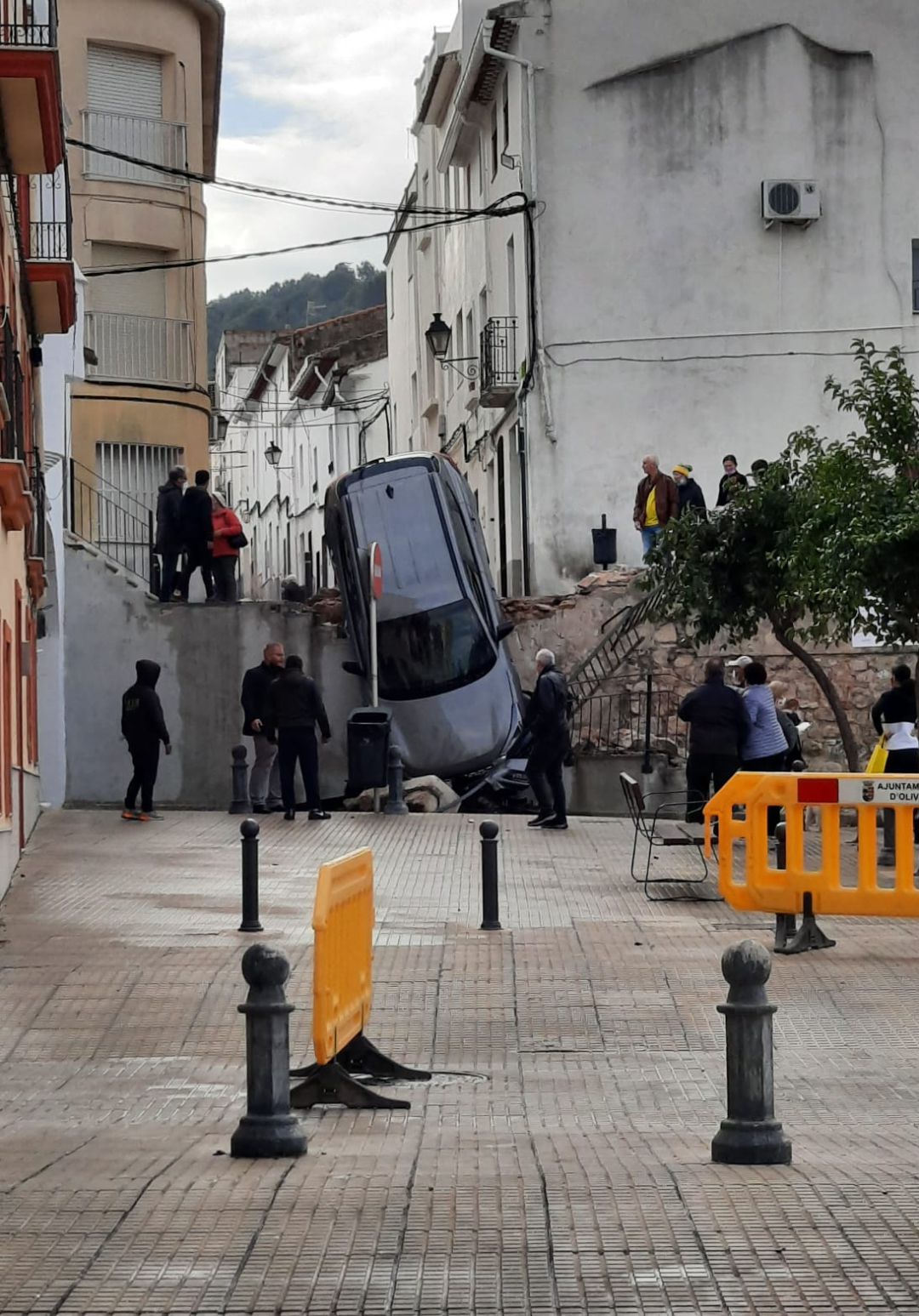 Coche accidentado en la ciudad de Oliva Coche accidentado en la ciudad de Oliva