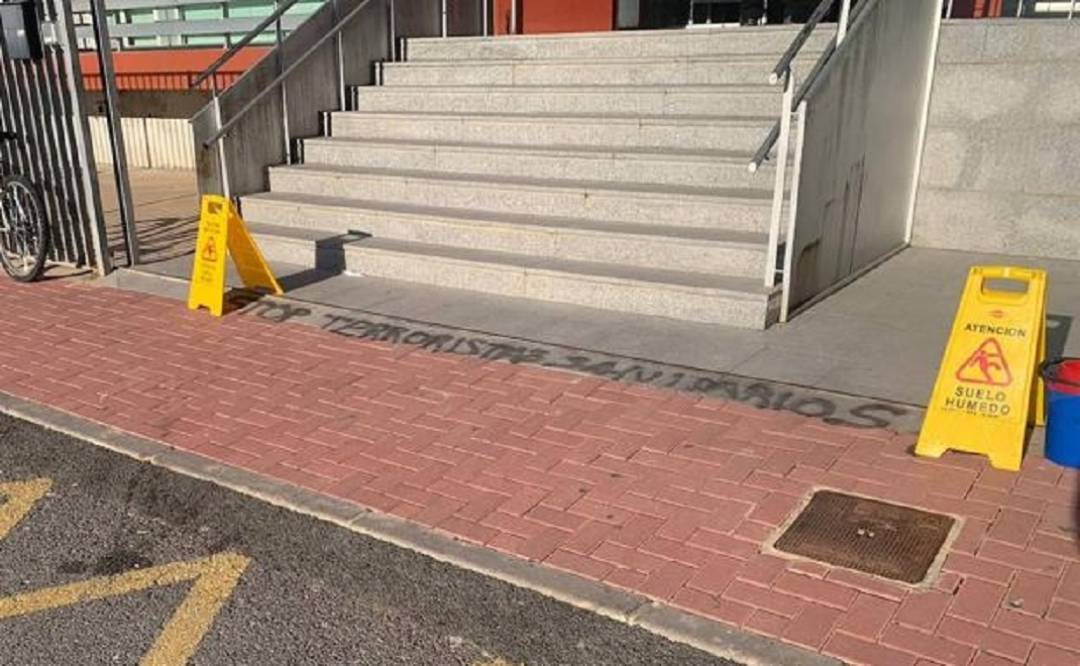 Denuncian la aparición de la pintada: 'Stop terroristas sanitarios' en centro de salud de Totana Sur Denuncian la aparición de la pintada: 'Stop terroristas sanitarios' en centro de salud de Totana Sur