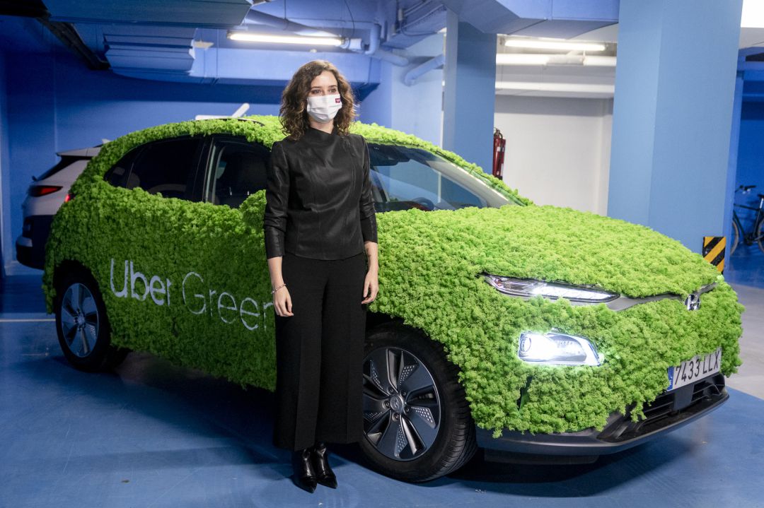 La presidenta de la Comunidad de Madrid, Isabel Díaz Ayuso, posan con un vehículo que promociona Uber Green, en la presentación de Uber Green, en la sede de Uber La presidenta de la Comunidad de Madrid, Isabel Díaz Ayuso, posan con un vehículo que promociona Uber Green, en la presentación de Uber Green, en la sede de Uber