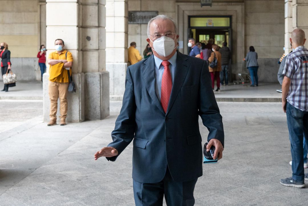 Antonio Fernández llegando a la Audiencia de Sevilla durante el juicio de Acyco Antonio Fernández llegando a la Audiencia de Sevilla durante el juicio de Acyco