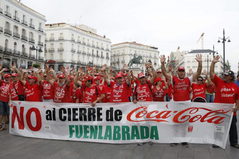 Trabajadores de Coca-Cola participan en una marcha con final en la Puerta del Sol de Madrid para exigir la retira del ERE de la multinacional. EFE/Archivo