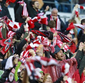 GRA258. GETAFE (MADRID), 29/11/2014.- Aficionados del Athletic Club animan a su equipo en su partido ante el Getafe de la decimotercera jornada de liga en Primera División que se disputa esta tarde en el Coliseo Alfonso Pérez. EFE/Zipi