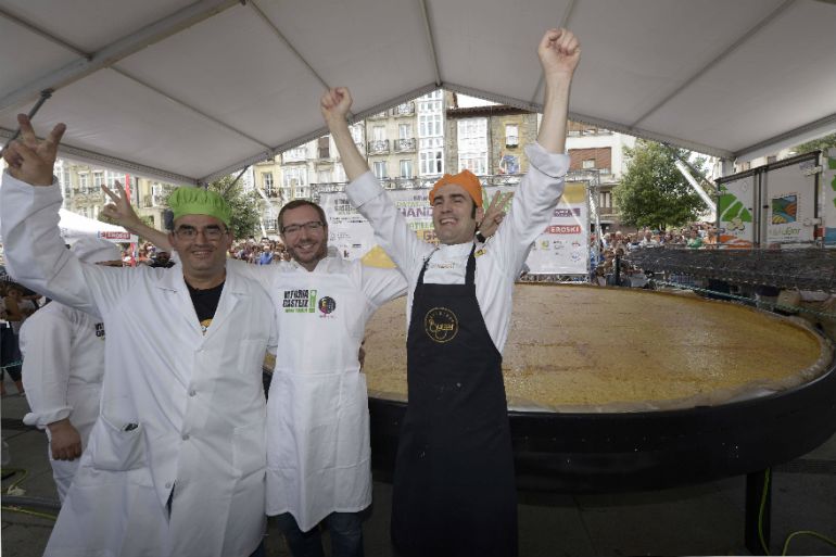 Senén González y Javier Maroto celebran el "récord" de la tortilla más grande del mundo