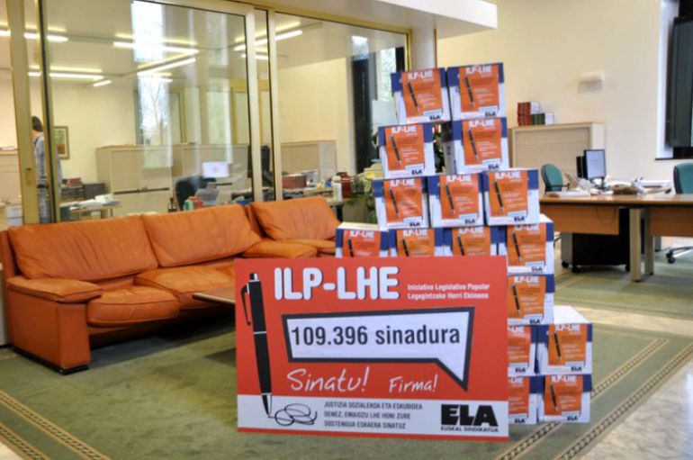 Pila de cajas con las firmas que avalan la ILP presentada por ELA