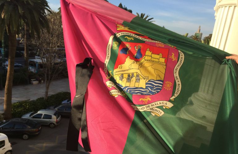 La bandera de Málaga luce un crespón negro por el soldado muerto en Líbano