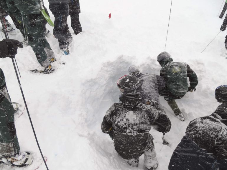 Fotografía facilitada por la Guardia Civil del rescate del cuerpo del esquiador de travesía que ayer quedó sepultado bajo un alud en Candanchú