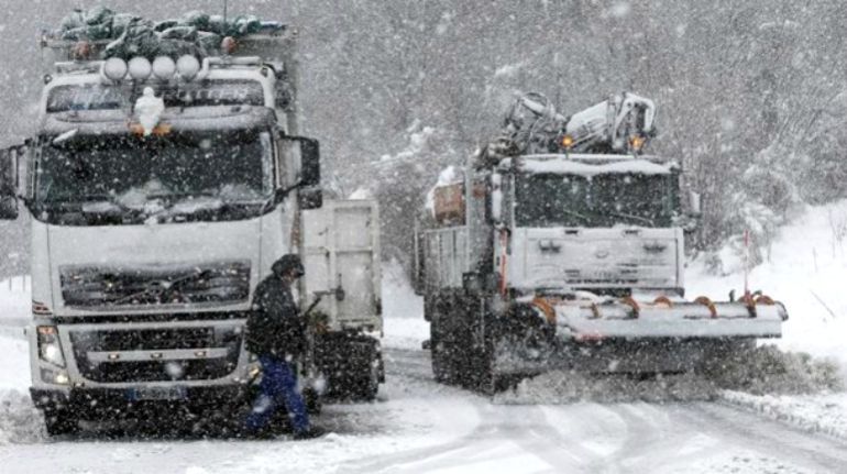 El Gobierno acusa a los camioneros de “imprudentes” por circular con nieve