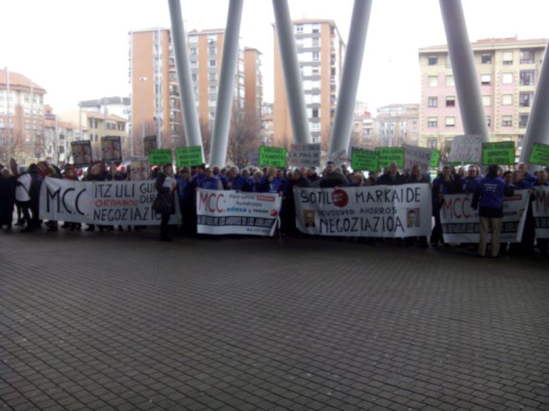 Cientos de preferentistas de Eroski protestan frente al BEC en Barakaldo