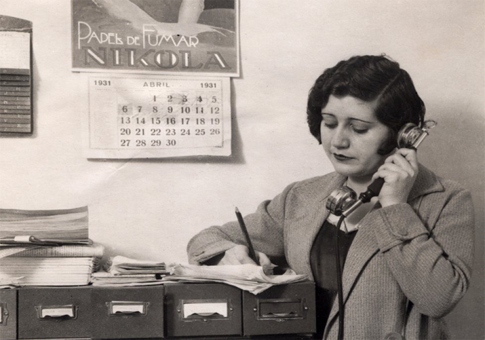 Josefina Carabias fue la primera mujer periodista en Unión Radio Madrid. Sus crónicas parlamentarias se emitían en “La palabra”, primer informativo de las ondas españolas, en el aire desde el 7 de octubre de 1930.