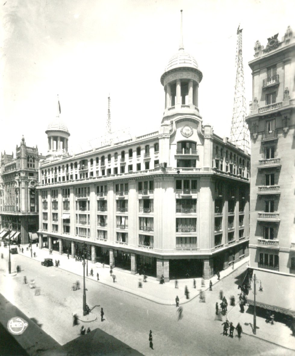 El edificio de Unión Radio Madrid, en el número 32 de la Gran Vía, mantuvo, durante varias décadas, unos soportales hoy desaparecidos. Las dos altas torres cupuladas, en la actualidad dentro del edificio, custodian hoy la espléndida fonoteca de la SER. 