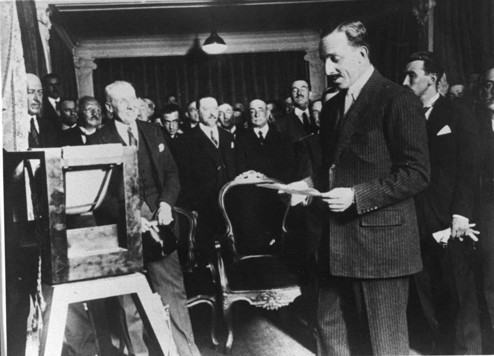 El rey Alfonso XIII pronuncia el discurso de inauguración de Unión Radio Madrid, el 17 de junio de 1925. La emisora instaló ese día unos potentes altavoces en la fachada, y la voz del monarca se escuchó en la Gran Vía, junto a una selección de zarzuelas. 