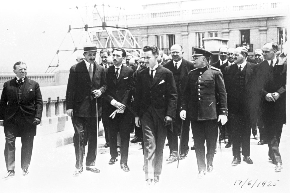 El día de la inauguración de Unión Radio Madrid, el rey Alfonso XIII y su séquito pasearon por las cubiertas del edificio. A su lado, Ricardo Urgoiti, ingeniero, primer director de la emisora y un auténtico pionero de la radio en España. 
