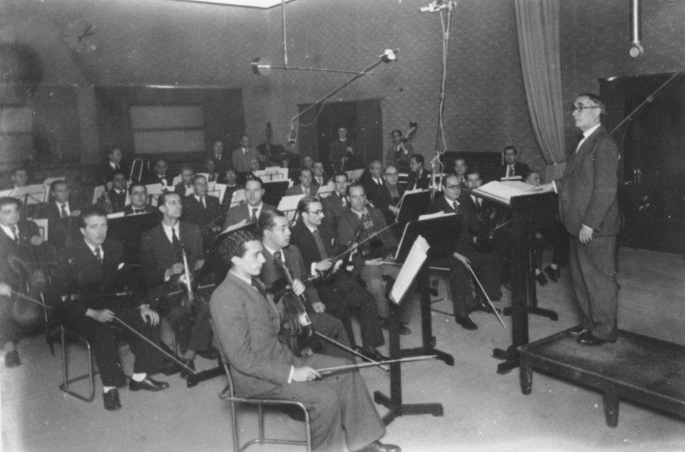 Las primeras emisiones radiofónicas se basaban en la música en directo. Desde pequeños conjuntos a orquestas tan numerosas como ésta, tocaban en directo tanto conciertos de música clásica como piezas bailables de música ligera.