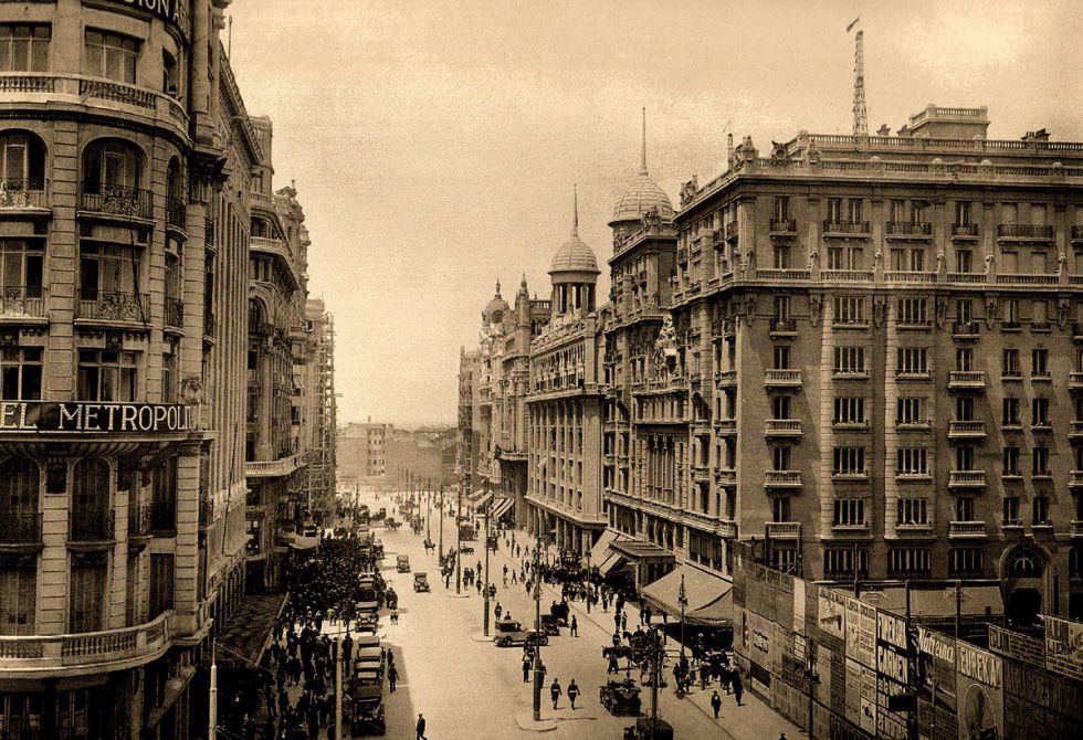 La Gran Vía madrileña en 1925, fecha de inauguración de Unión Radio Madrid. En el número 32 ondea ya, en sus azoteas, la gigantesca antena de la radio. Las vallas, en primer plano, indican que el edificio de Telefónica aún era un solar.