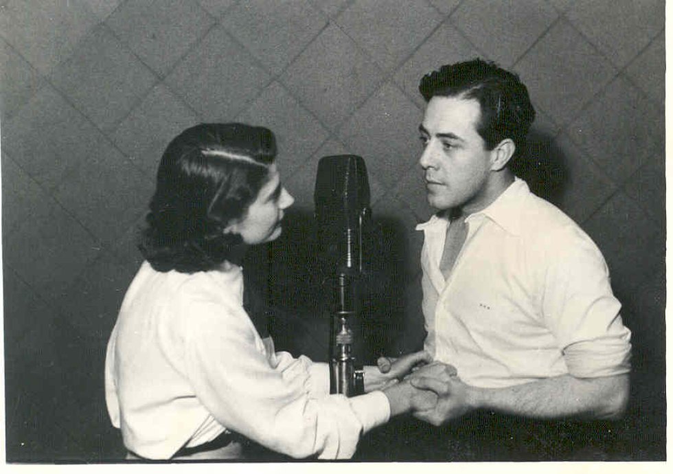Los actores radiofónicos se metían tanto en sus personajes como puede verse en esta escena de amor, en la que Carmen Mendoza y Pedro Pablo Ayuso se toman las manos para dar más fuerza expresiva a la escena.
