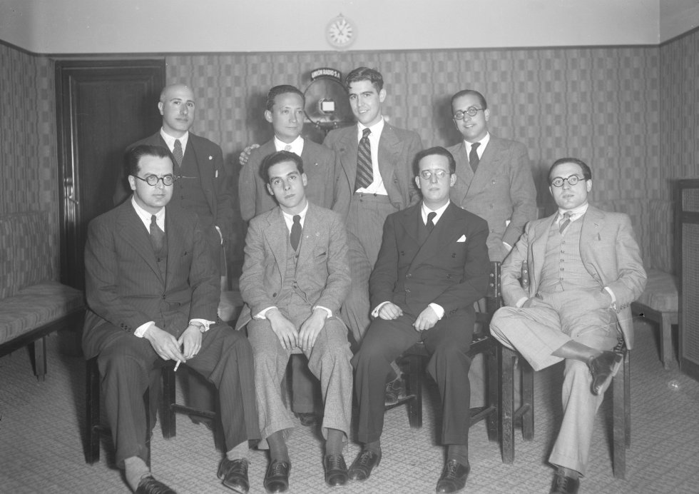 Aunque hoy nos parezca mentira –por su indumentaria clásica y formal–, este fue el primer equipo de redactores deportivos de Unión Radio Madrid, encabezados por el gran Carlos Fuertes Peralba (de pie, primero por la derecha).