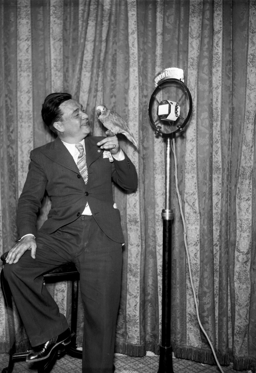 Entre los curiosos personajes de la radio en los años 30 figura el loro Cocó, capaz de cantar y recitar. Su dueño y entrenador intentó –no sabemos si lo logró– que mostrara sus dotes ante los micrófonos de Unión Radio Madrid.
