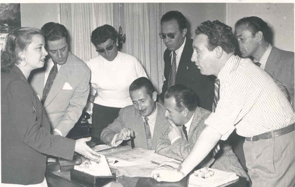 Guillermo Sautier Casaseca, gran autor de radionovelas, prepara una grabación con la compañía de actores de Radio Madrid. Los primeros, de izquierda a derecha, son Matilde Conesa, Pedro Pablo Ayuso, Juana Ginzo y Ramiro Muñoz.