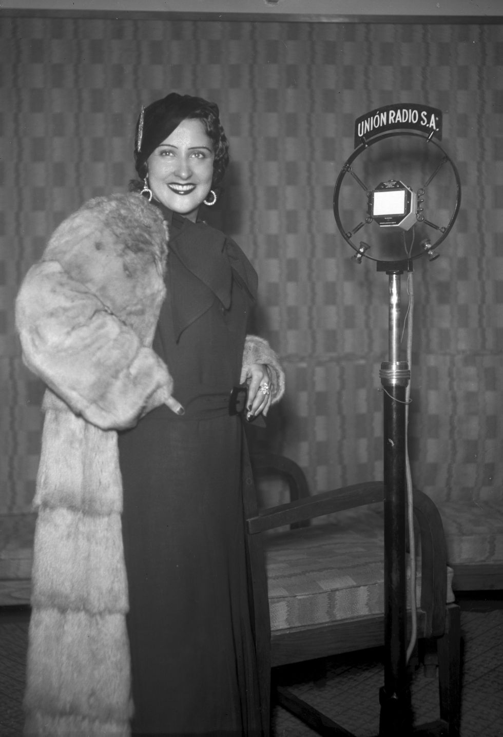 Estrellita Castro posa sonriente ante el micrófono. En esa época la popular tonadillera había estrenado ya “Mi jaca” y era asidua de la radio, entre otras cosas, porque vivía a espaldas de la emisora, en el 21 de la calle Silva.