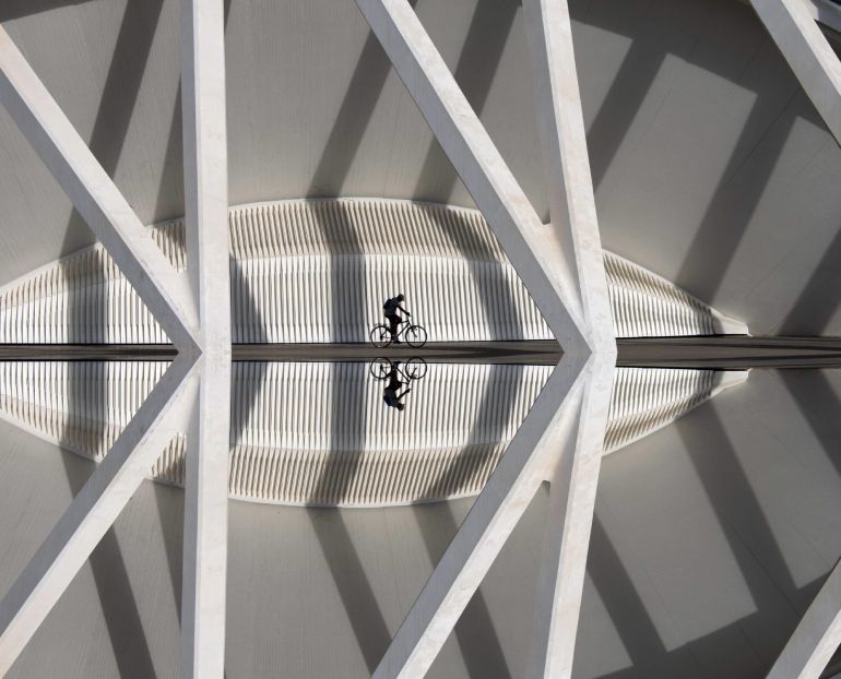 Fotografía facilitada por José Luis Vilar Jordán, tomada en Valencia el 6/09/2014 en el entorno arquitectónico de la Ciudad de las Ciencias y las Artes. El valenciano José Luis Vilar Jordán, con la instantánea "Cycling between lines", ha ganado hoy el prestigioso premio de fotografía Sony en la categoría de fotógrafos españoles