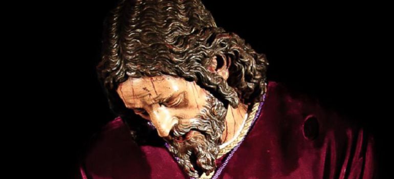 Imagen de Nuestro Padre Jesús de la Pasión, cuyas manos ilustran el logotipo de la fundación asistencial que lleva su nombre