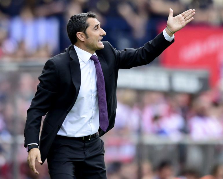 Athletic Bilbao's coach Ernesto Valverde gestures from the sidelines during the Spanish league football match Club Atletico de Madrid vs Athletic Club Bilbao at the Vicente Calderon stadium in Madrid on May 2, 2015.  AFP PHOTO / JAVIER SORIANO