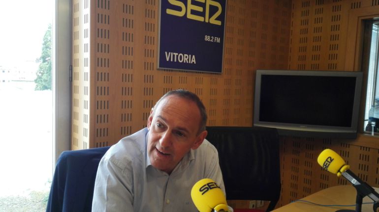 Ramiro González, candidato del PNV a la Diputación de Álava, durante su entrevista en la Cadena Ser
