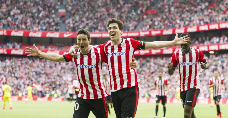 BILBAO, SPAIN - MAY 23:  Andoni Iraola of Athletic Club celebrates with his teammate Aritz Aduriz of Athletic Club after scoring his team's second goal during the La Liga match between Athletic Club Bilbao and Villarreal at San Mames Stadium on May 23, 2015 in Bilbao, Spain.  (Photo by Juan Manuel Serrano Arce/Getty Images)