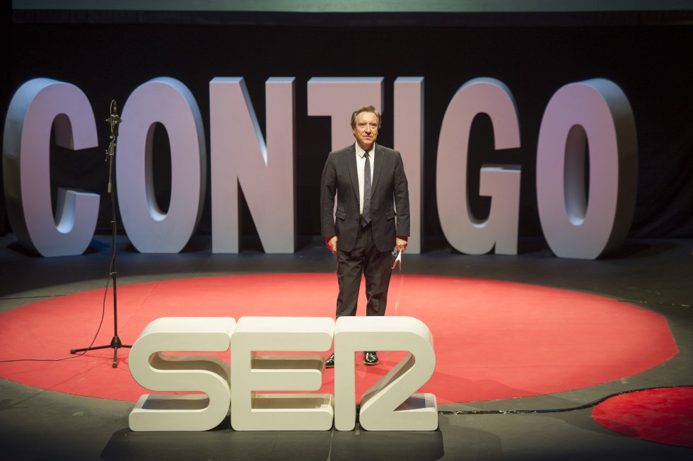 Iñaki Gabilondo dirigió el programa 'Contigo'. En la imagen, saluda al público desde el centro del escenario del Price: "Ustedes y yo somos familia". 