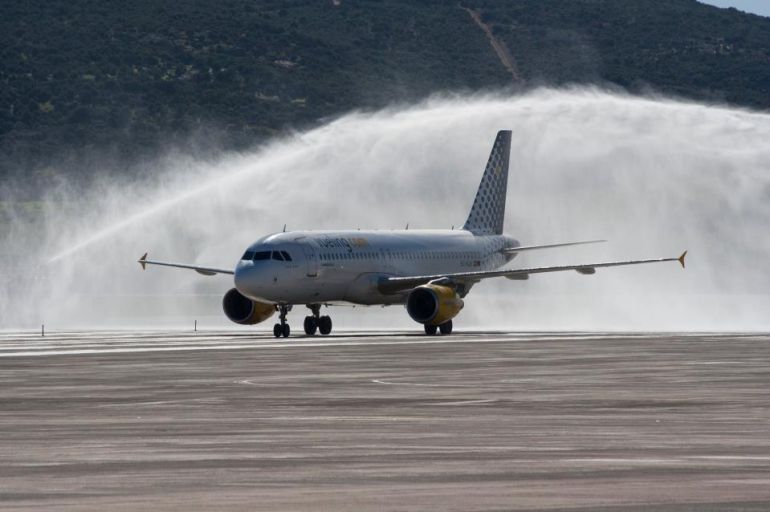 Un avión de la compañía Vueling aterrizando en el Aeropuerto de Ciudad Real.