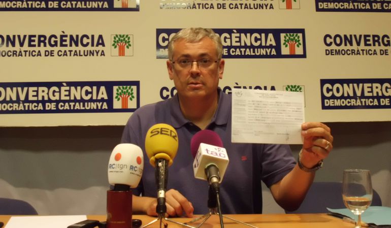 El cap local de CDC a Tarragona, Jordi Sendra, ensenya la carta que converteix a Abelló en militant.