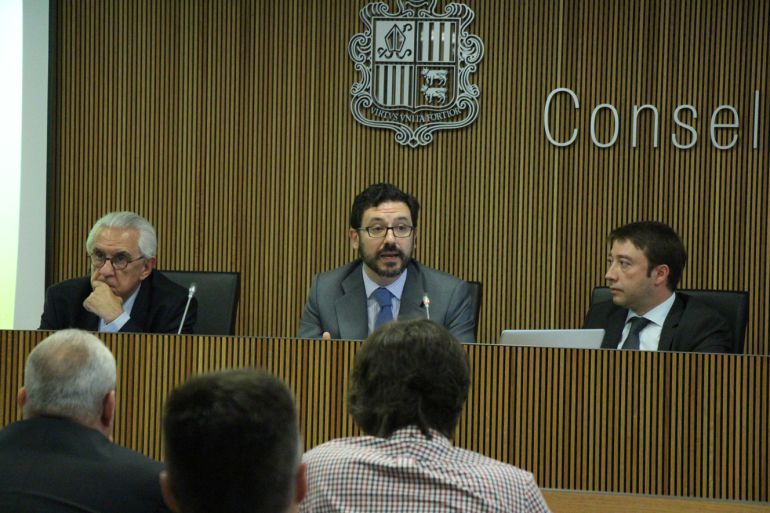 El vicepresident de l'AREB, Armand Pujal, el membre espanyol, César Goyache i el president, Albert Hinojosa. 