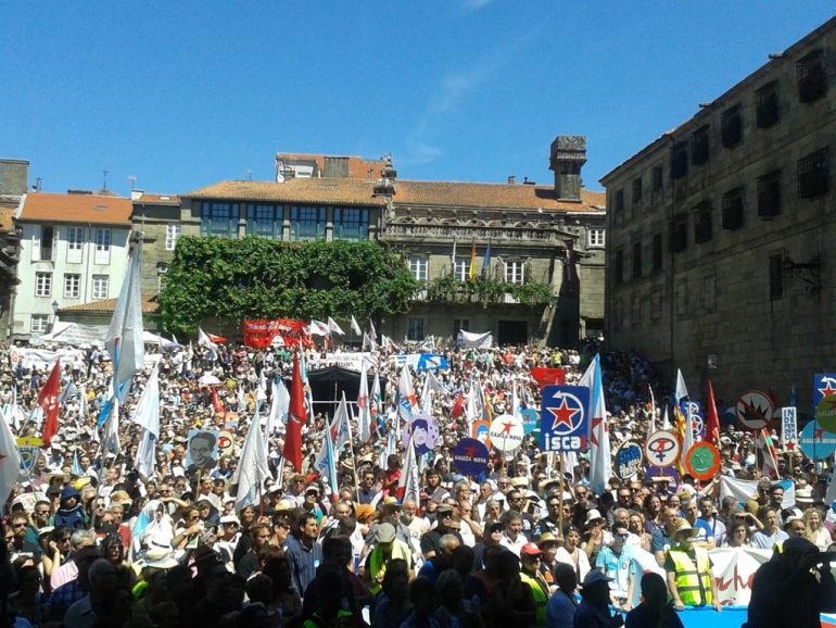 Miles de personas se manifiestan en Santiago por "A nación galega"