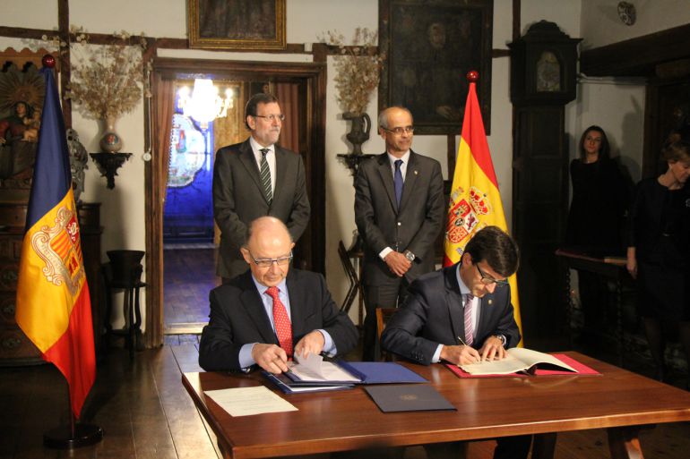 La signatura del conveni, el passat 8 de gener, entre el ministre de Finances, Jordi Cinca, i el seu homòleg espanyol, Ccristóbal Montoro. 