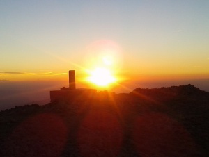 Así se ve el amanecer en la cumbre del Moncayo