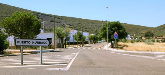 Vista de la entrada al pequeño municipio pacense de Puerto Hurraco, donde se cumplen 25 años de la muerte de nueve de sus vecinos a manos de los hermanos Antonio y Emilio Izquierdo.