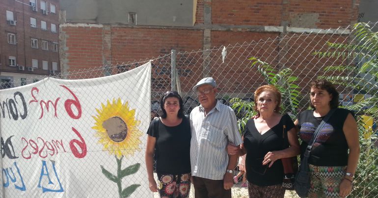 La familia de Ángeles Gracia (i) posa ante el solar que antes ocupaba su vivienda, en el número 29 de la calle de Ofelia Nieto.
