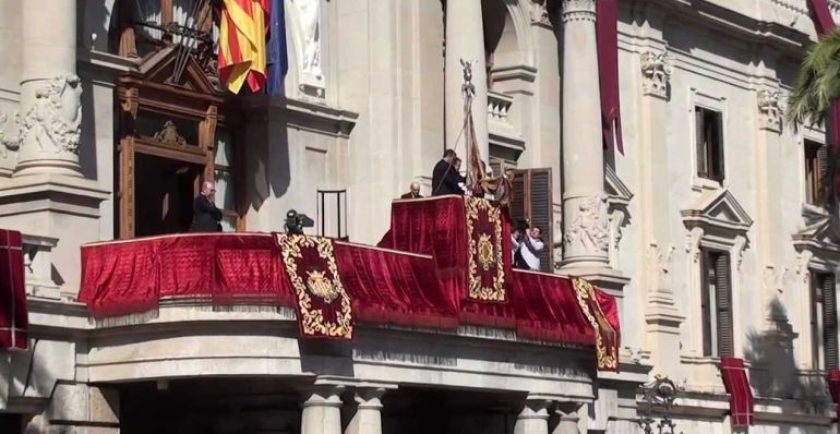 Bajada de la Real Senyera del balcón del Ayuntamiento de Valencia para la procesión cívica del 9 d'octubre