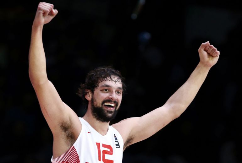 Spain's Sergio Llull celebrates victory over France at the end of their EuroBasket 2015 semi-final game at the Pierre Mauroy stadium in Villeneuve d'Ascq, near Lille, France, September 17, 2015. REUTERS/Benoit Tessier