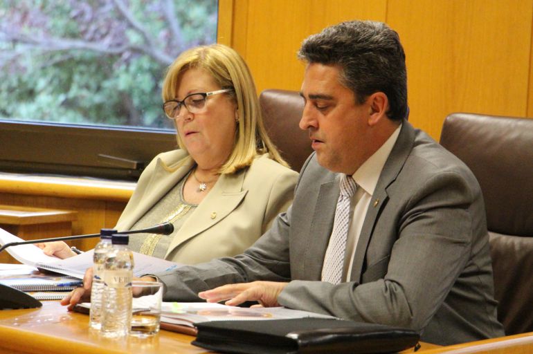 Els consellers a l'oposició del comú d'Andorra la Vella, Josep Vila (d) i Dolors Carmona (e). Les dues forces tenen força avançades converses per constituir una plataforma progressista a la capital que concorri a les properes comunals.