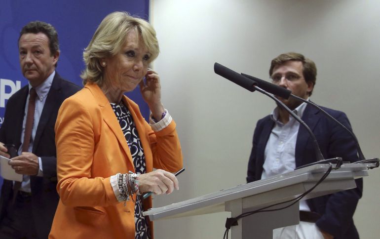 La presidenta del PP de Madrid y portavoz de su grupo en el Ayuntamiento de la capital, Esperanza Aguirre, durante una rueda de prensa
