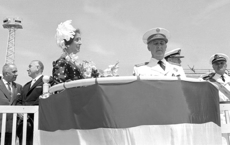 Francisco Franco y su esposa Carmen Polo durante una visita oficial a Sevilla