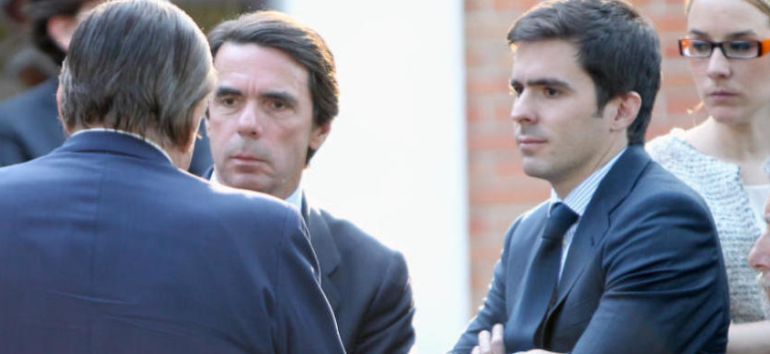 El expresidente del Gobierno José María Aznar (i) junto a José María Aznar Botella, uno de sus hijos (d).