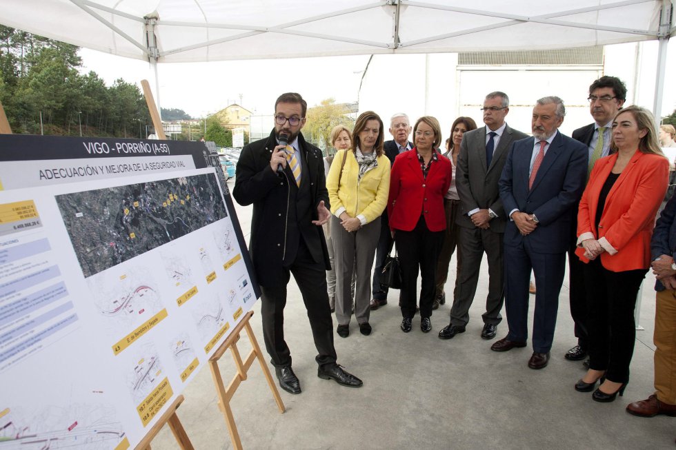 El secretario de Estado de Infraestructuras y Vivienda Julio Gomez Pomar (2d), acompañado del delegado del Gobierno en Galicia, Santiago Villanueva (3d); de la directora general del SEPES, Lucía Molares (d), y de las parlamentarias Mari Elvira de la Riva (i) y María Dolores Pam (2i), sigue las explicaciones de un técnico, en el acto de inicio de las obras de mejora de la seguridad vial en el tramo de la Autovía A-55 entre Porriño y Vigo. EFE/Salvador Sas El secretario de Estado de Infraestructuras y Vivienda Julio Gomez Pomar (2d), acompañado del delegado del Gobierno en Galicia, Santiago Villanueva (3d); de la directora general del SEPES, Lucía Molares (d), y de las parlamentarias Mari Elvira de la Riva (i) y María Dolores Pam (2i), sigue las explicaciones de un técnico, en el acto de inicio de las obras de mejora de la seguridad vial en el tramo de la Autovía A-55 entre Porriño y Vigo. EFE/Salvador Sas