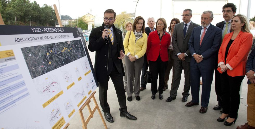 El secretario de Estado de Infraestructuras y Vivienda Julio Gomez Pomar, acompañado del delegado del Gobierno en Galicia, Santiago Villanueva; de la directora general del SEPES, Lucía Molares, y de las parlamentarias Mari Elvira de la Riva y María Dolores Pam , sigue las explicaciones de un técnico, en el acto de inicio de las obras de mejora de la seguridad vial en el tramo de la Autovía A-55 entre Porriño y Vigo. EFE/Salvador Sas El secretario de Estado de Infraestructuras y Vivienda Julio Gomez Pomar, acompañado del delegado del Gobierno en Galicia, Santiago Villanueva; de la directora general del SEPES, Lucía Molares, y de las parlamentarias Mari Elvira de la Riva y María Dolores Pam , sigue las explicaciones de un técnico, en el acto de inicio de las obras de mejora de la seguridad vial en el tramo de la Autovía A-55 entre Porriño y Vigo. EFE/Salvador Sas