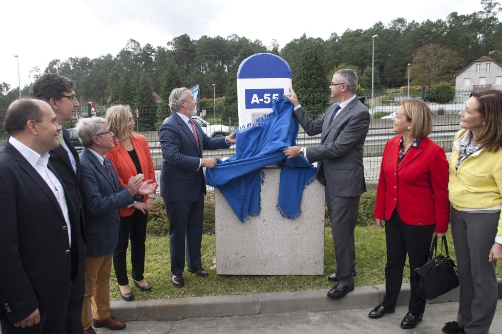GRA233. MOS (PONTEVEDRA), 26/10/2015.- El secretario de Estado de Infraestructuras, Transportes y Vivienda, Julio Gómez-Pomar (5i), y el delegado del Gobierno en Galicia, Santiago Villanueva (3d), descubren el hito kilométrico en el acto de inicio de las obras de mejora de la seguridad vial en el tramo de la Autovía A-55 entre Porriño y Vigo. EFE/Salvador Sas GRA233. MOS (PONTEVEDRA), 26/10/2015.- El secretario de Estado de Infraestructuras, Transportes y Vivienda, Julio Gómez-Pomar (5i), y el delegado del Gobierno en Galicia, Santiago Villanueva (3d), descubren el hito kilométrico en el acto de inicio de las obras de mejora de la seguridad vial en el tramo de la Autovía A-55 entre Porriño y Vigo. EFE/Salvador Sas